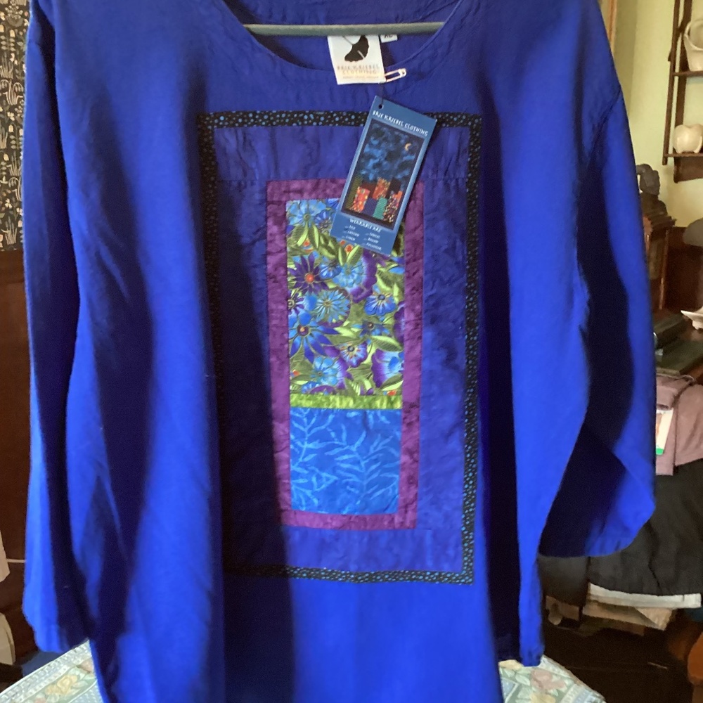 SALE! Brie Kiebel blue art top, NWT